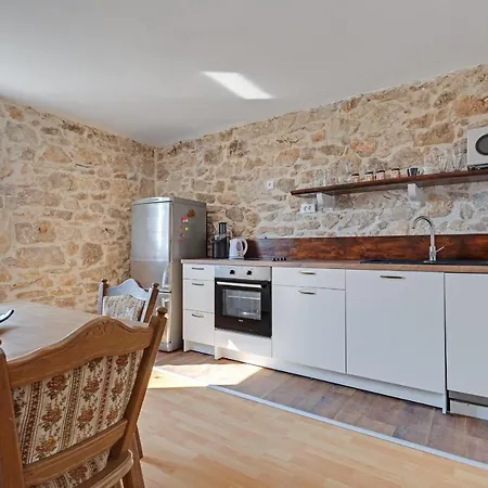 Stonehouse Mali * Lukoran
